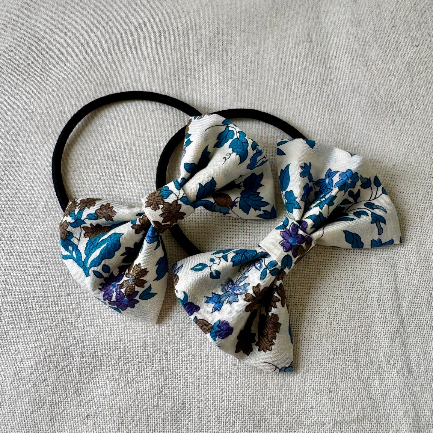 Liberty print hair accessories white/blue